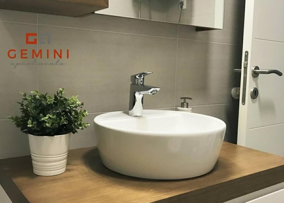 Gemini Apartment 3 - Modern Apartment With City View โนวีซาด ภายนอก รูปภาพ